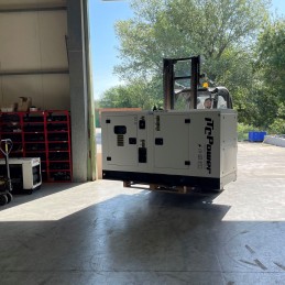 Industrieller Dieselgenerator 34 kVA einphasig und dreiphasig Professionell ITC Power DG34KSE auf einem Gabelstapler