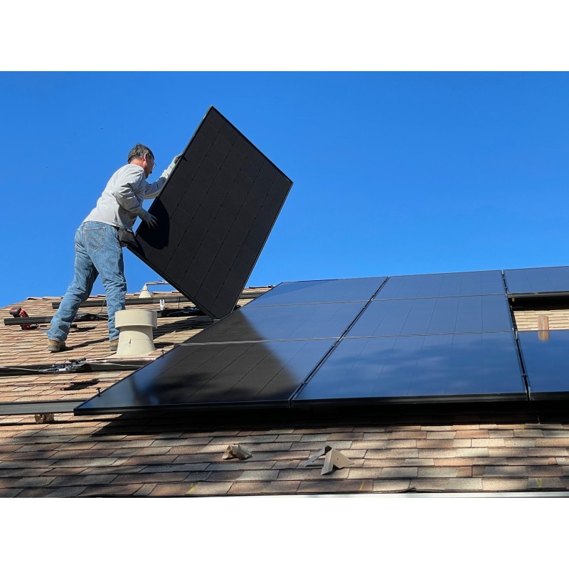 Foto einer Solaranlage auf einem Dach Foto einer Solaranlage auf einem Dach