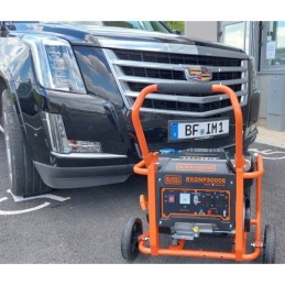 Generator Benzin 3Kw BLACK+DECKER BXGNP3000E im Freien auf einem Parkplatz aufgestellt